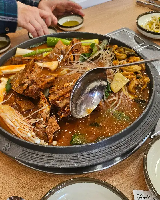 푸짐한 감자탕 솥