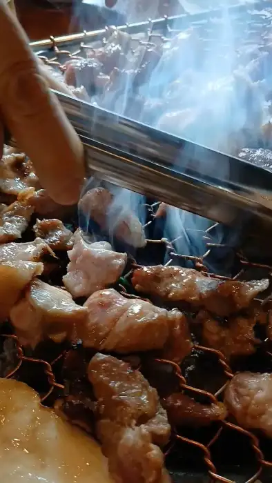 참숯 위에서 지글지글 익어가는 돼지 생갈비