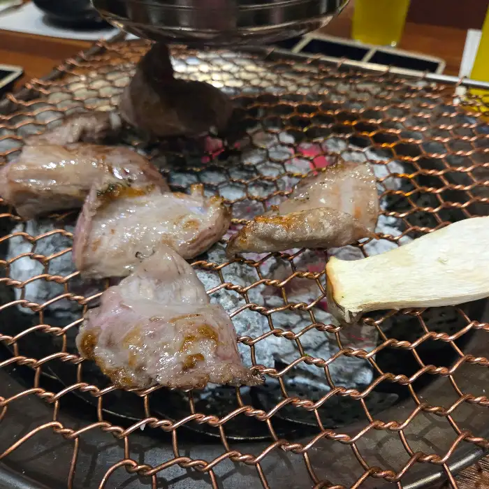잘 익은 꽃살 한 점을 집는 모습