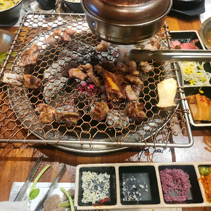 여러 종류의 고기가 숯불 위에서 익어가고 있는 모습
