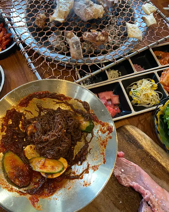 매콤해 보이는 물냉면과 곁들임 반찬