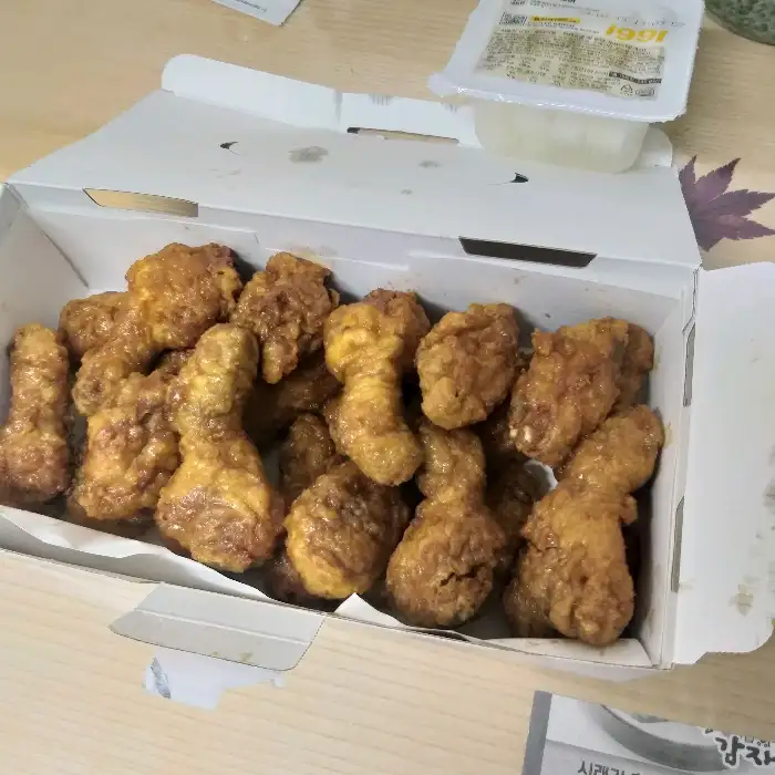 다양한 종류의 치킨이 담긴 박스