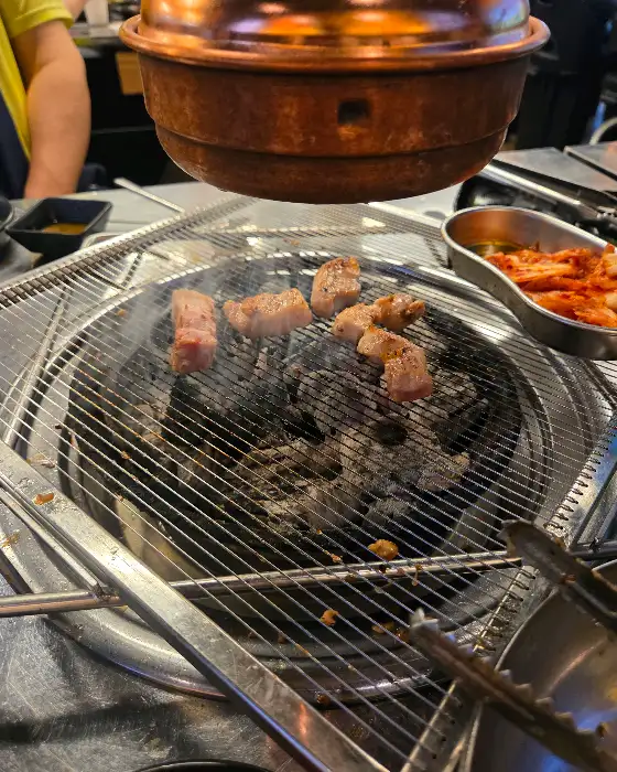 숯불 위에서 익어가는 냉삼과 곁들여 먹는 음식들