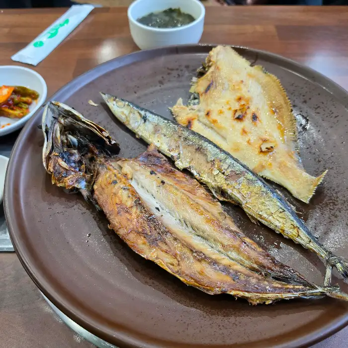 먹음직스럽게 구워진 여러 종류의 생선 구이