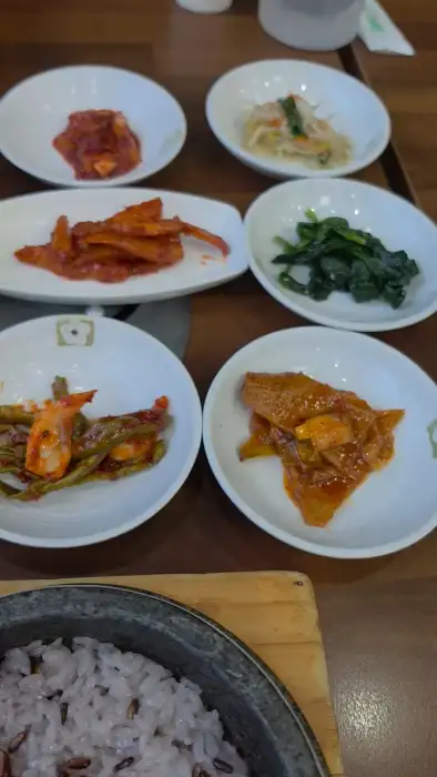 돌솥밥과 함께 나온 밑반찬들
