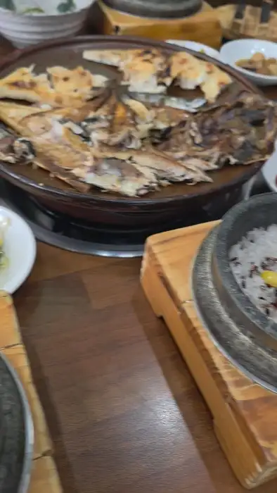 따뜻하게 데워 먹을 수 있도록 나온 생선구이