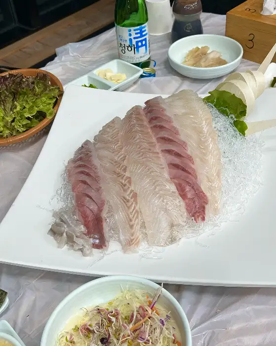 신선한 회가 얼음 위에 보기 좋게 세팅된 모습