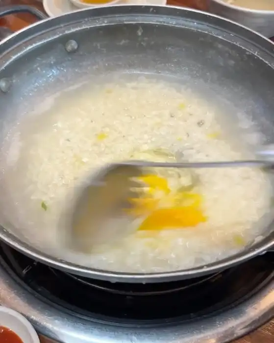 냄비 안의 백합과 칼국수 면, 그리고 국물이 보이는 모습