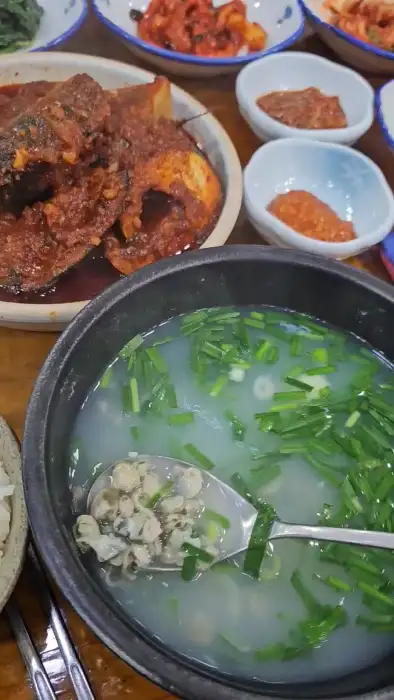 재첩국에 담긴 재첩 알갱이