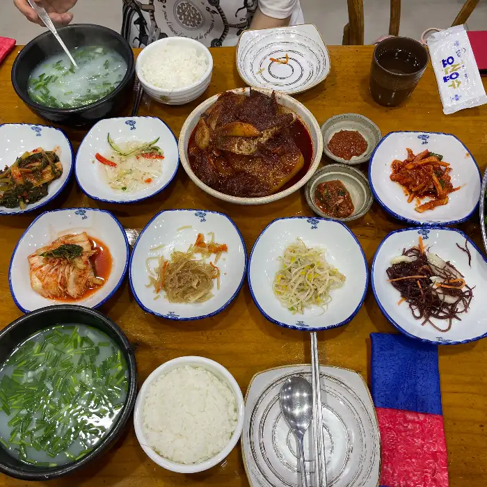 먹음직스러운 잡채와 나물 반찬