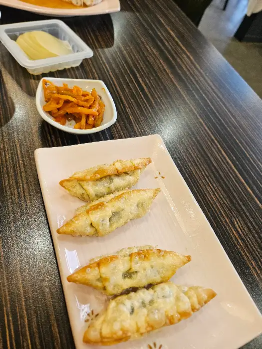 짬뽕이 담긴 그릇과 곁들임 메뉴들