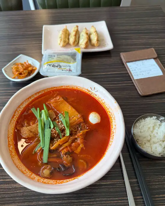 짬뽕에 밥을 말아먹고 있는 모습