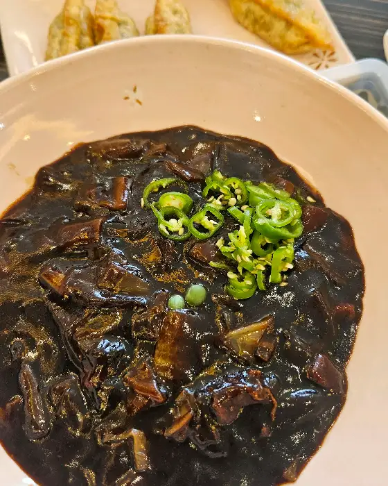 짜장면이 담긴 그릇 클로즈업