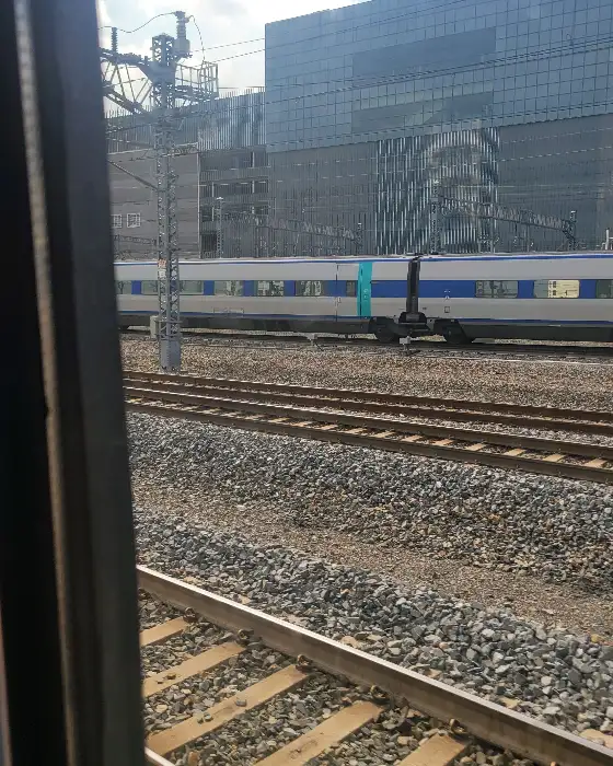 창밖으로 보이는 기차와 풍경