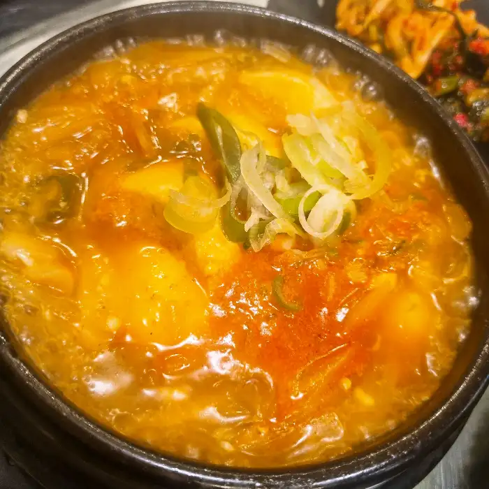 보글보글 끓고 있는 순두부찌개