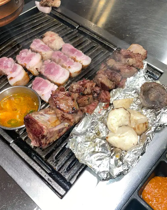 다양한 반찬과 쌈 채소