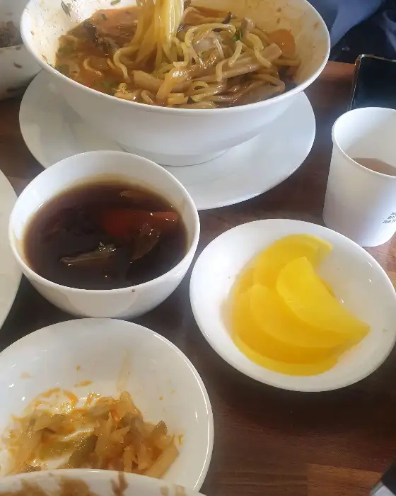 짬뽕과 짜장면, 탕수육, 그리고 반찬이 차려진 모습