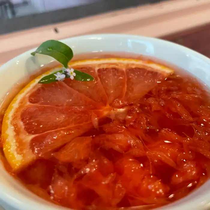 자몽 슬라이스가 올려진 음료