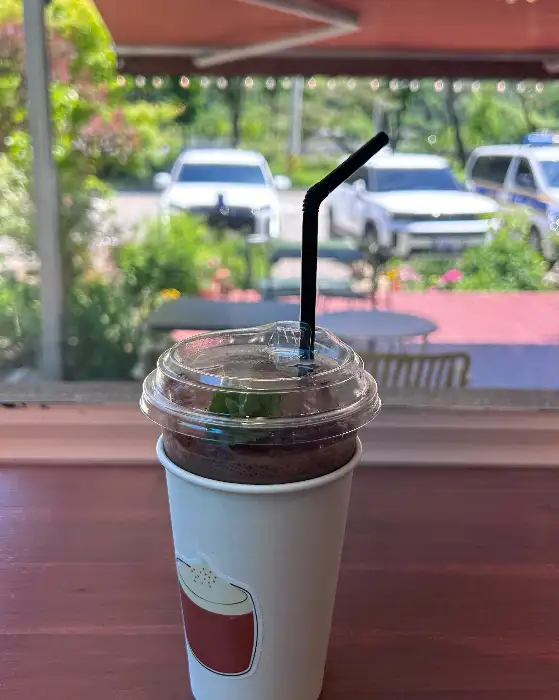 빨대가 꽂힌 초콜릿 음료