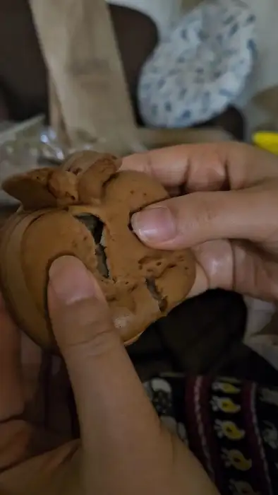 사과 모양의 빵을 만져보는 모습