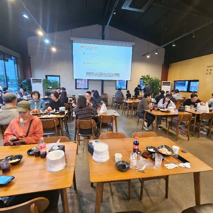 한성치킨 내부 홀 모습