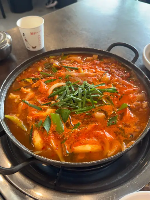 김이 모락모락 나는 돼지찌개
