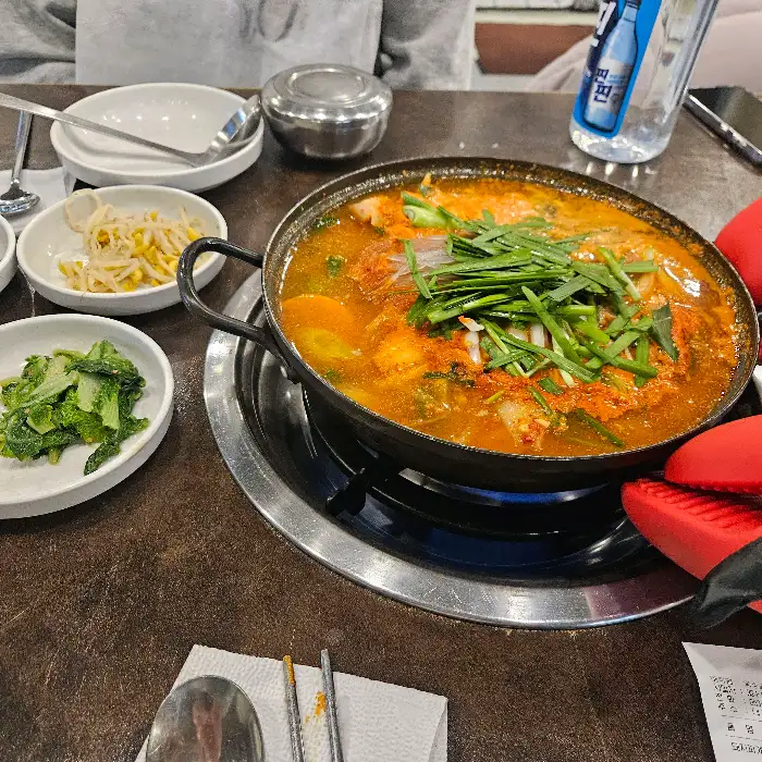테이블에 놓인 돼지찌개와 반찬