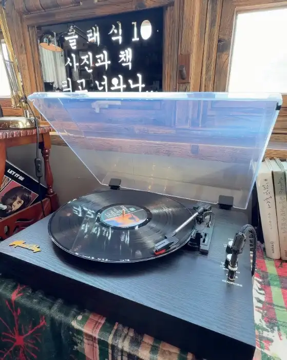 주문한 커피와 쿠키, 그리고 LP판