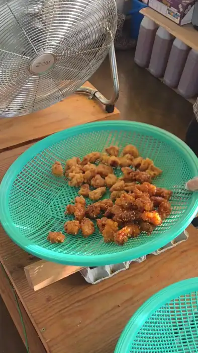 팬에 식히는 닭강정