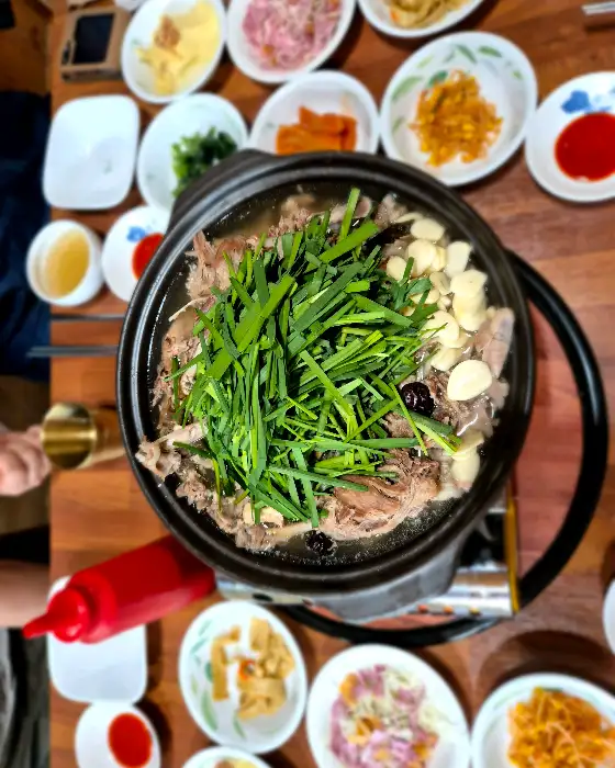 다양한 반찬이 차려진 셀프바