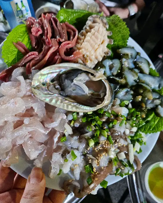 다양한 해산물이 가득 담긴 플레이트