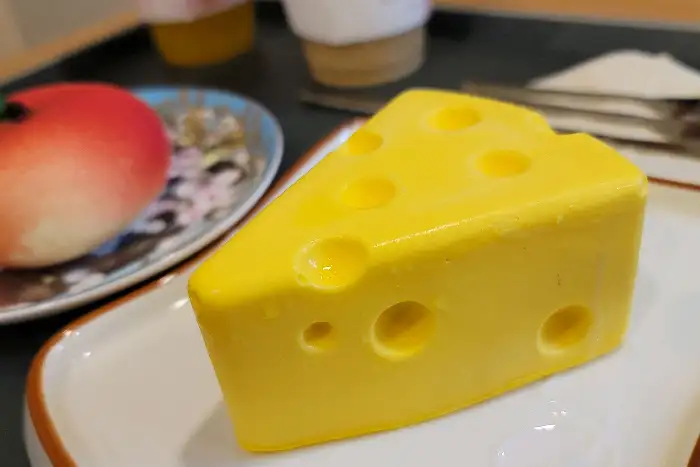 치즈 모양의 독특한 케이크