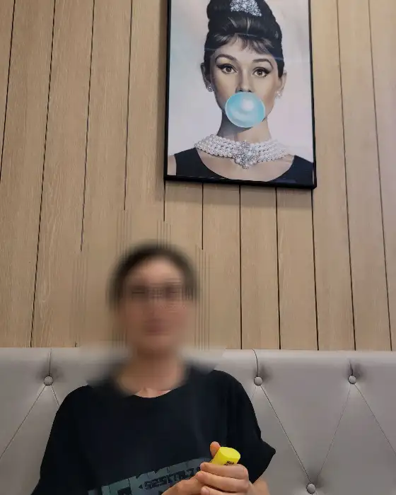 벽면의 오드리 헵번 그림