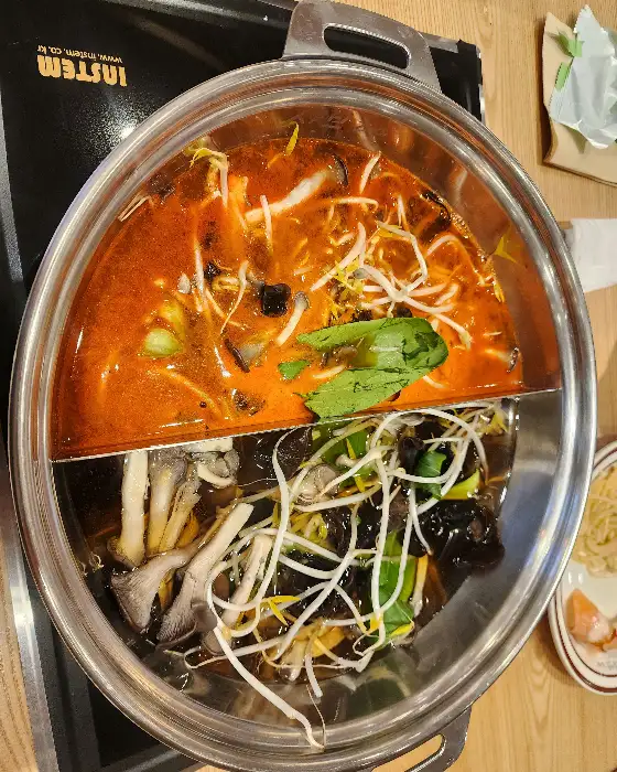 반반 육수가 담긴 샤브샤브 냄비