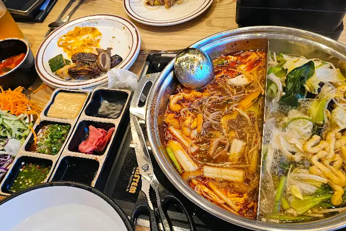 준비된 샤브샤브 재료와 소스들