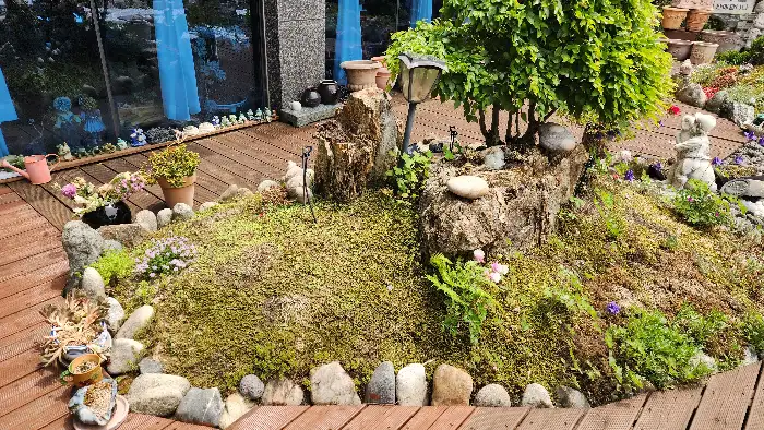 다육이와 꽃으로 가득한 정원