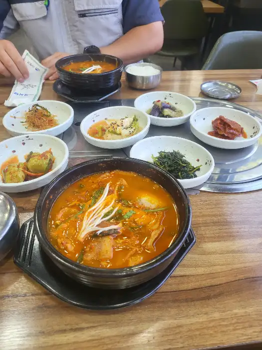 여러 가지 반찬과 찌개