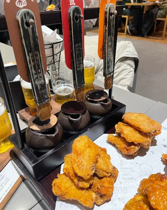 다양한 수제 맥주가 준비된 탭과 곁들여 먹기 좋은 치킨.