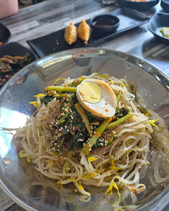 맛있게 비벼진 비빔국수