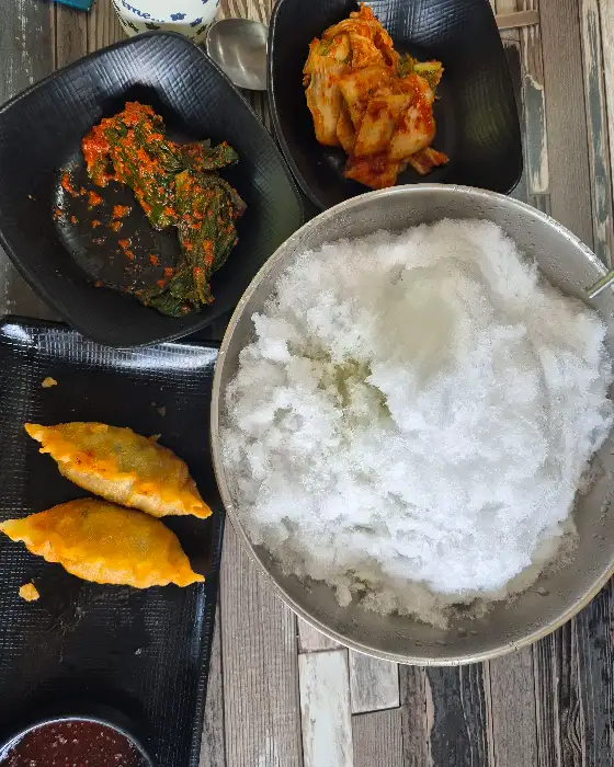 먹음직스러운 군만두와 반찬