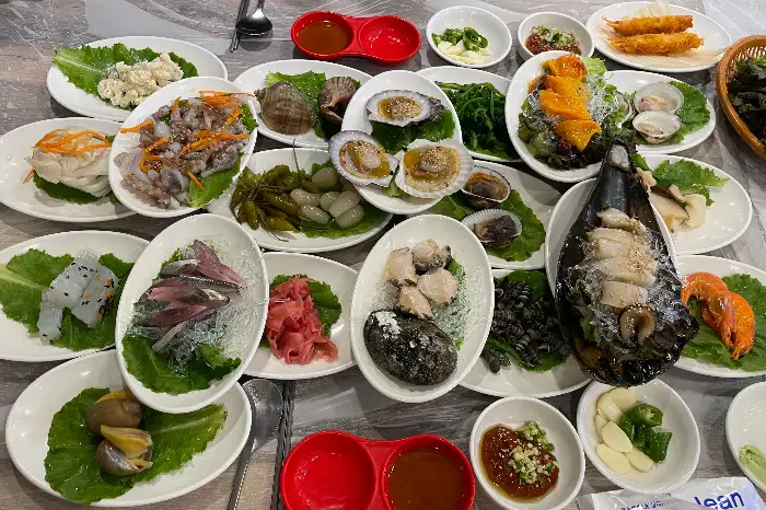 신선한 해산물과 곁들임 찬