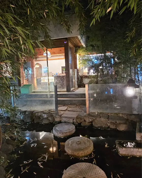 상주 우림 카페의 입구 전경, 대나무와 조명이 어우러진 모습