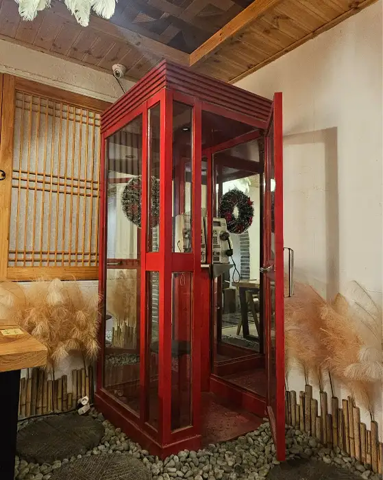 상주 우림 카페의 붉은색 빈티지 전화 부스