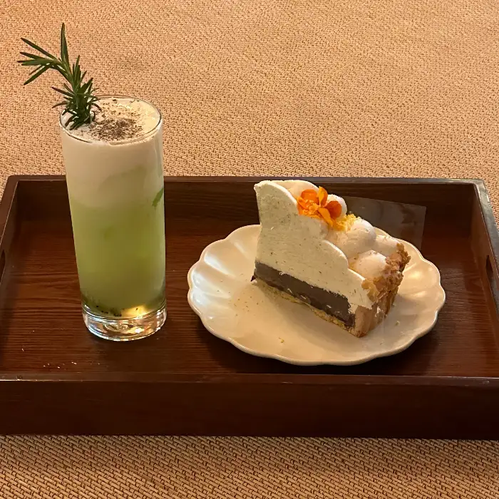 상주 우림 카페의 케이크와 음료 클로즈업