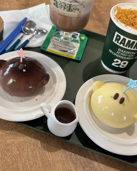 꿈돌이 푸딩과 카라멜 시럽, 그리고 음료