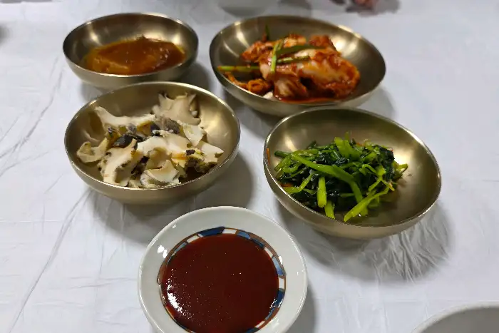 다양하고 정갈한 밑반찬들