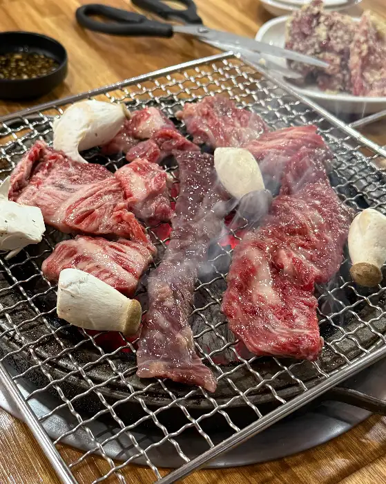 숯불 위에서 익어가는 생갈비