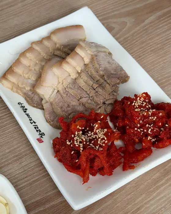 보들보들한 수육과 매콤한 무김치