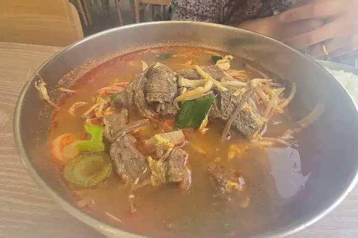 푸짐한 건더기가 가득한 육개장