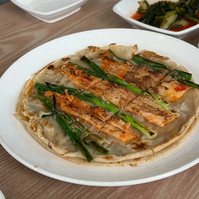 노릇노릇하게 부쳐진 메밀전